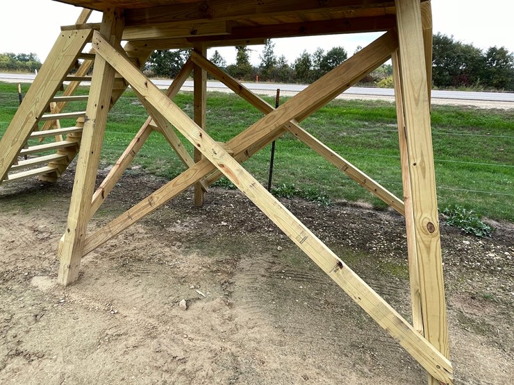 #1281-•-6'-x-6'-deer-blind-on-tower-with-steps-image-12