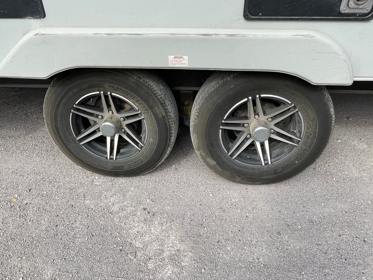 #2824-•-2022-lance-travel-trailer,-(has-new-mexico-title)-image-92