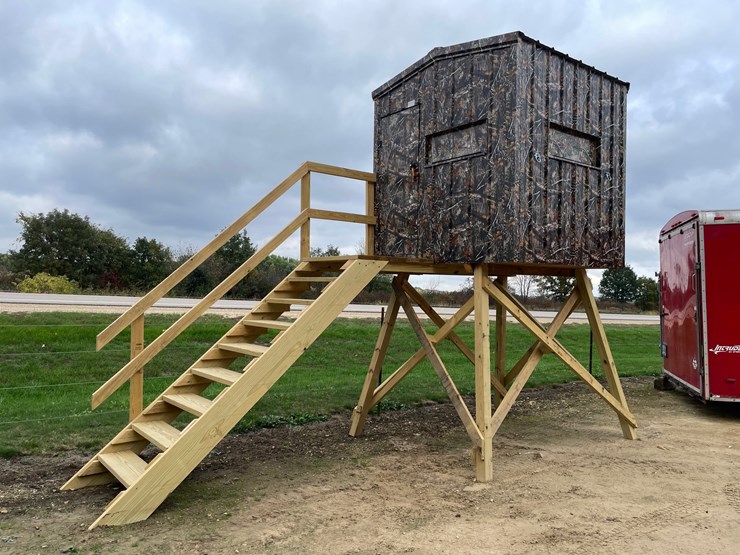 #1281-•-6'-x-6'-deer-blind-on-tower-with-steps-image-1