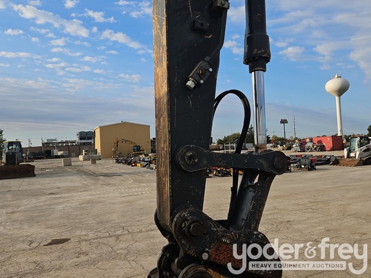 2016-deere-135g-image-37