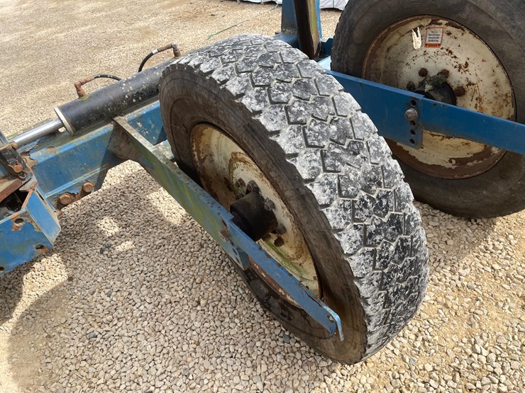 #1275-•-kinze-12'-corn-planter-image-56