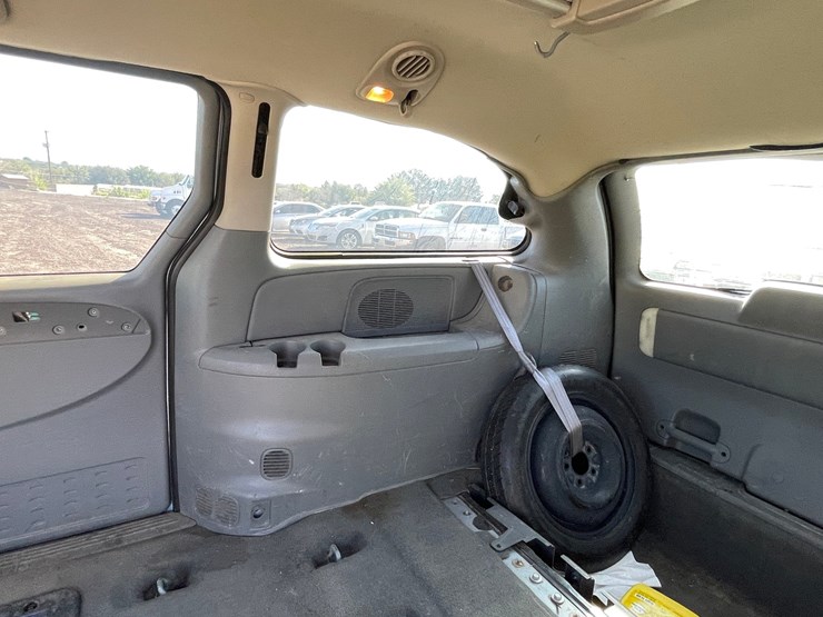 2005-chrysler-town-&-country-image-30