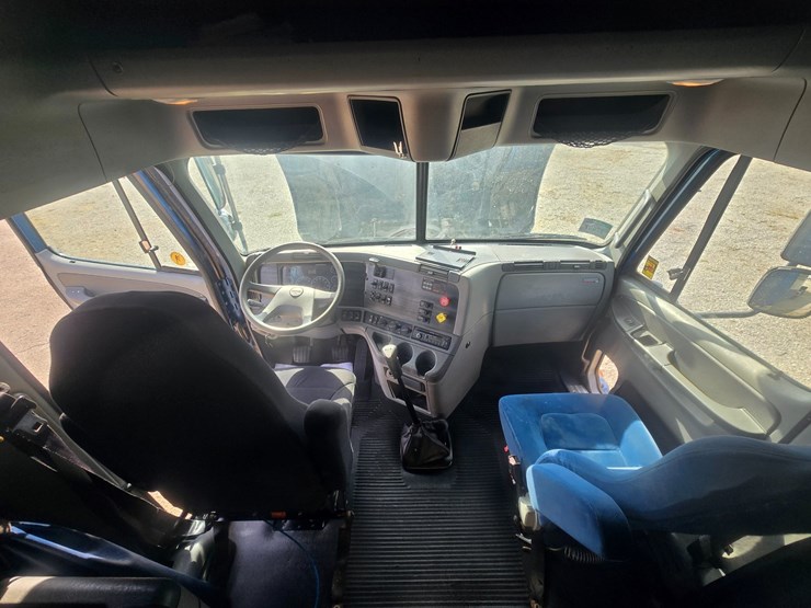 2006-freightliner-columbia-120-image-69