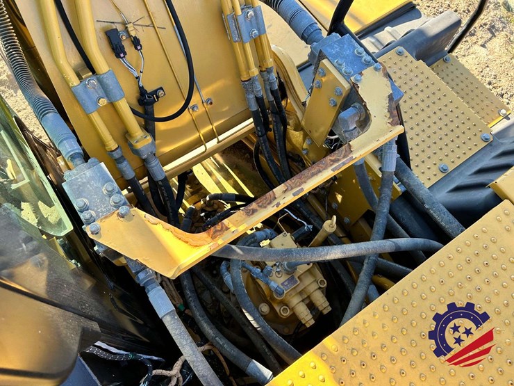 2018-caterpillar-320-image-73