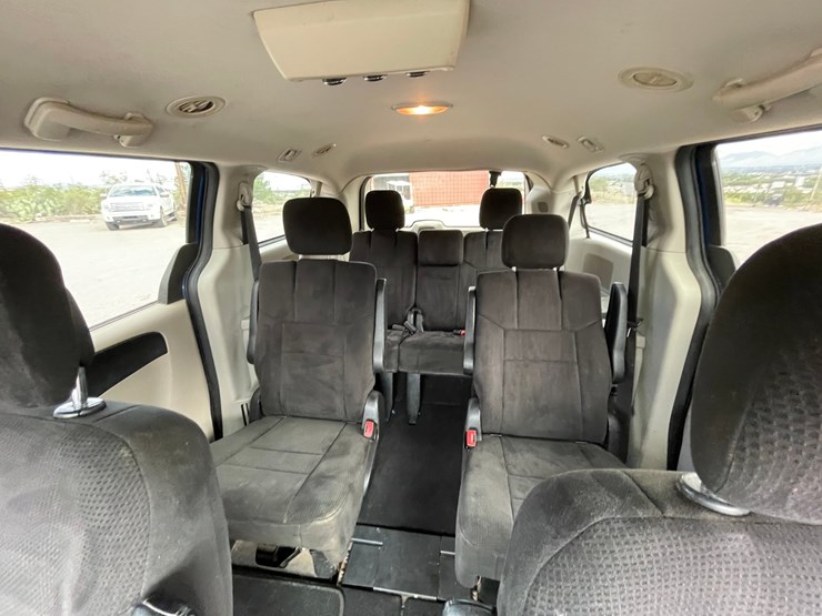2011-dodge-grand-caravan-image-40