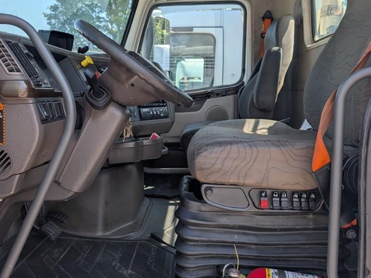 2018-volvo-10-image-20