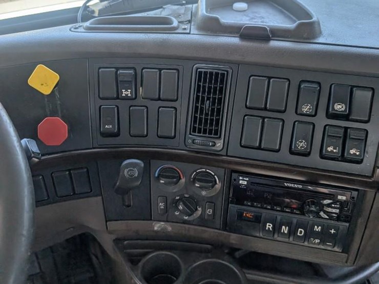 2018-volvo-10-image-25