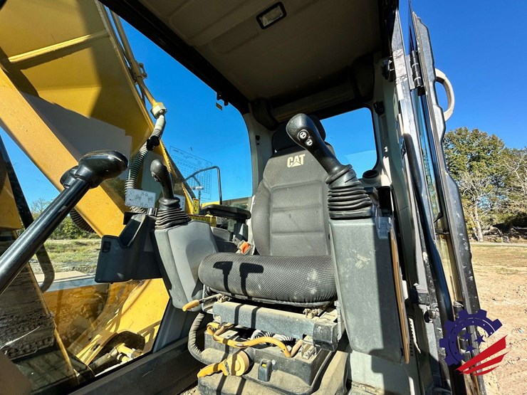 2018-caterpillar-320-image-83