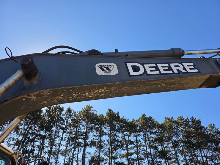 2011-deere-135d-image-21