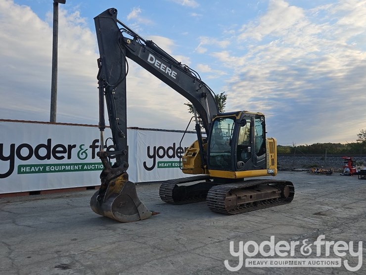 2016-deere-135g-image-1