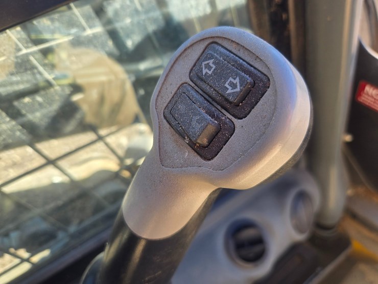 new-holland-l228-image-38