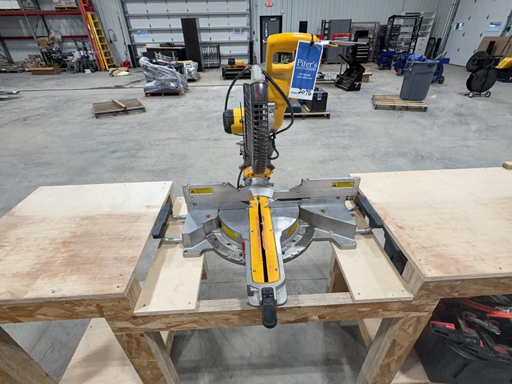 dewalt-miter-saw-with-table-image-5