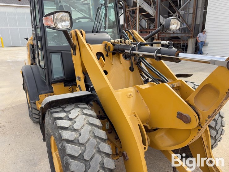 2017-caterpillar-906m-image-16