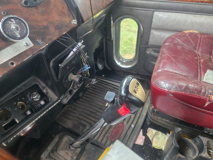 2000-peterbilt-379-image-45