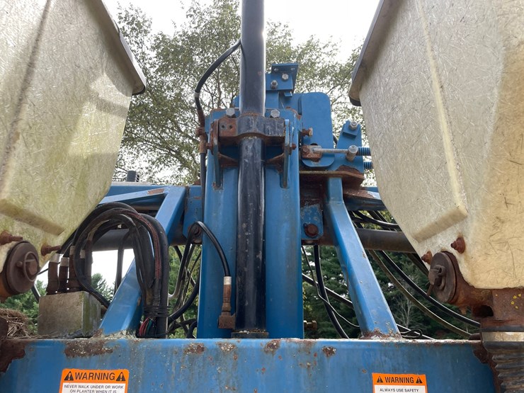#1275-•-kinze-12'-corn-planter-image-33