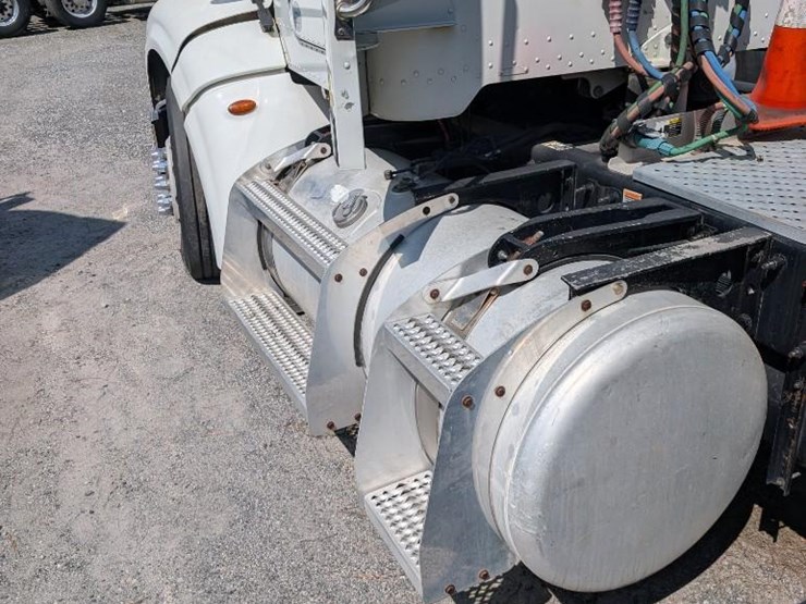 2014-peterbilt-386-image-15