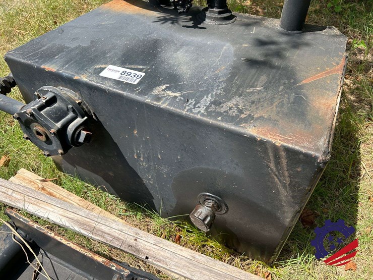 complete-roll-off-hoist-body-minus-the-tarper-rams,-tank,-plastic-fenders-image-13