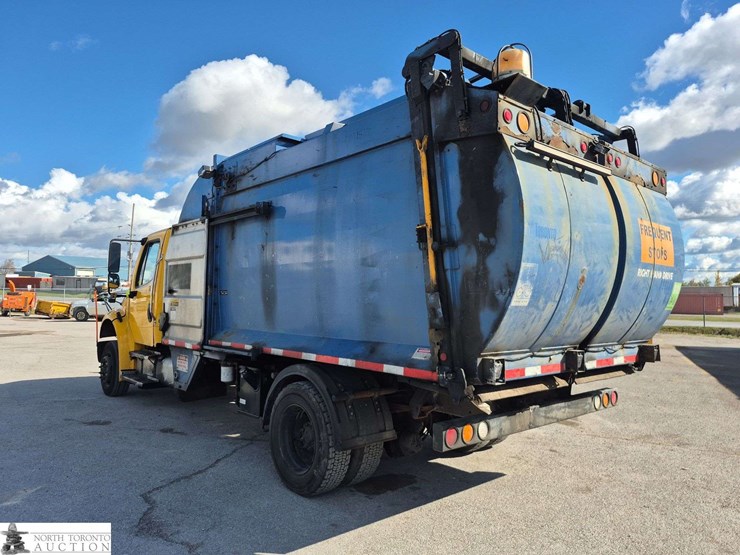 2018-freightliner-m2-106-image-7