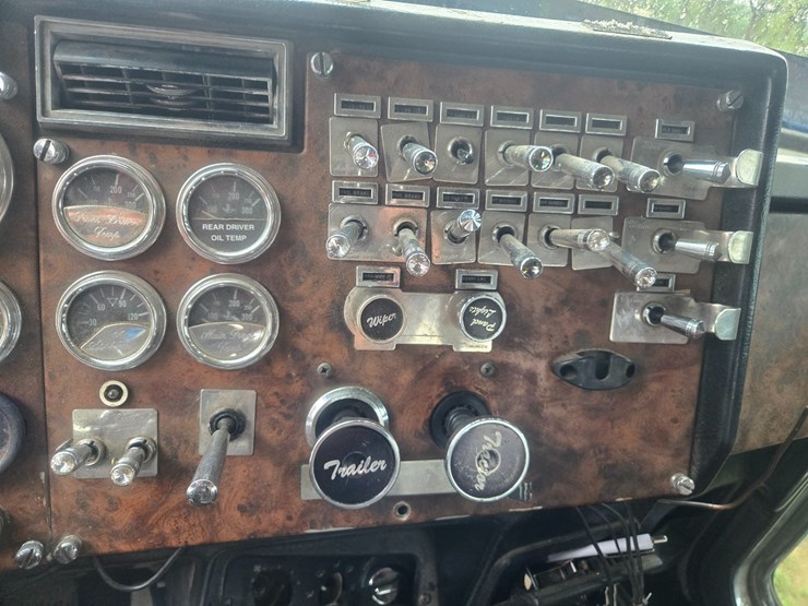 2000-peterbilt-379-image-46