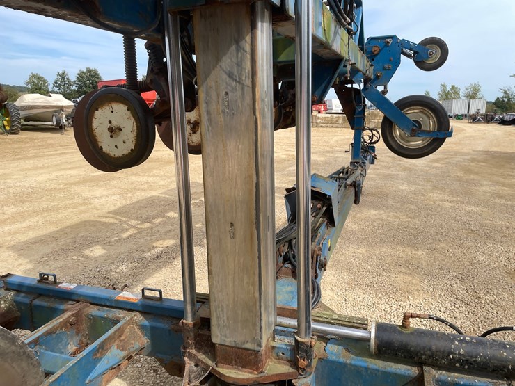 #1275-•-kinze-12'-corn-planter-image-36