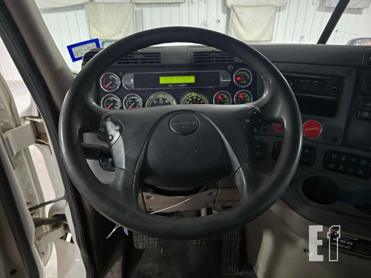 2013-freightliner-cascadia-125-image-10