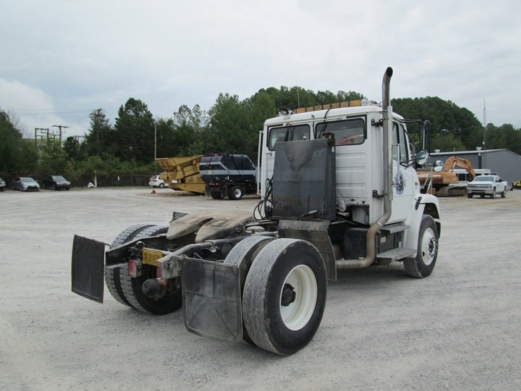 1998-freightliner-fl80-image-3
