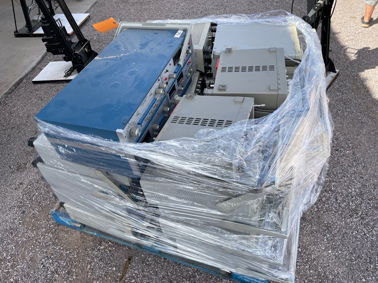 #4667-•-pallet-of-electronic-equipment-image-4