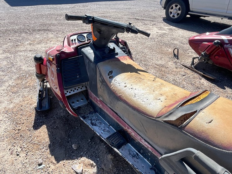 #2897-•-yamaha-venturo-snowmobile-image-15