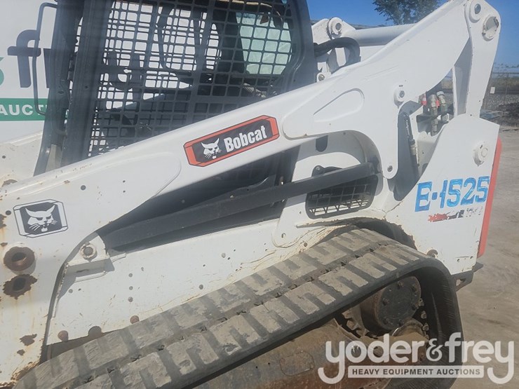 2016-bobcat-t740-image-32