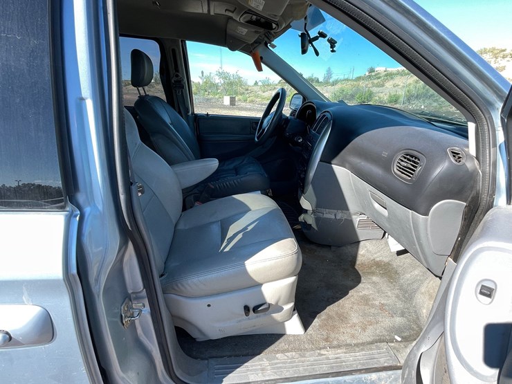 2005-chrysler-town-&-country-image-84