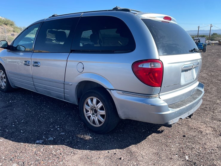 2005-chrysler-town-&-country-image-8