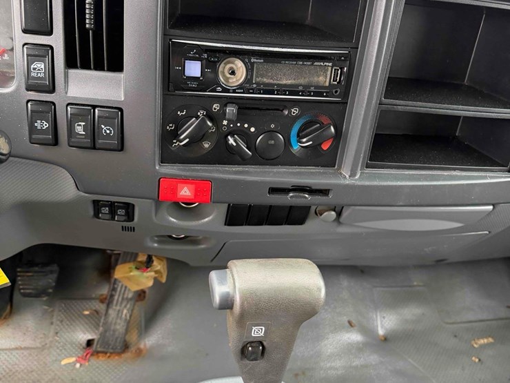 2016-isuzu-nqr-image-18