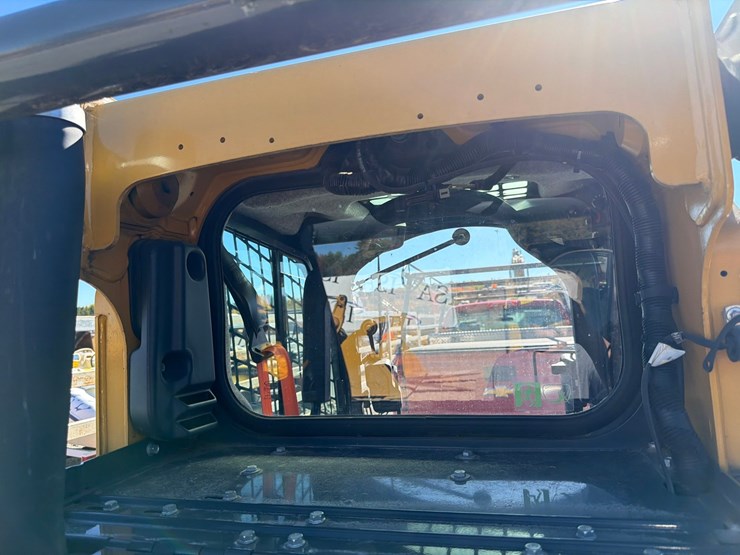 2018-deere-323e-image-23