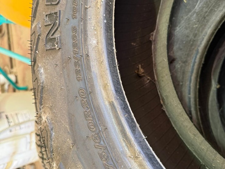 #42068-•-lot-of-(4)-lt27560r20-tires-inv#42068-image-5
