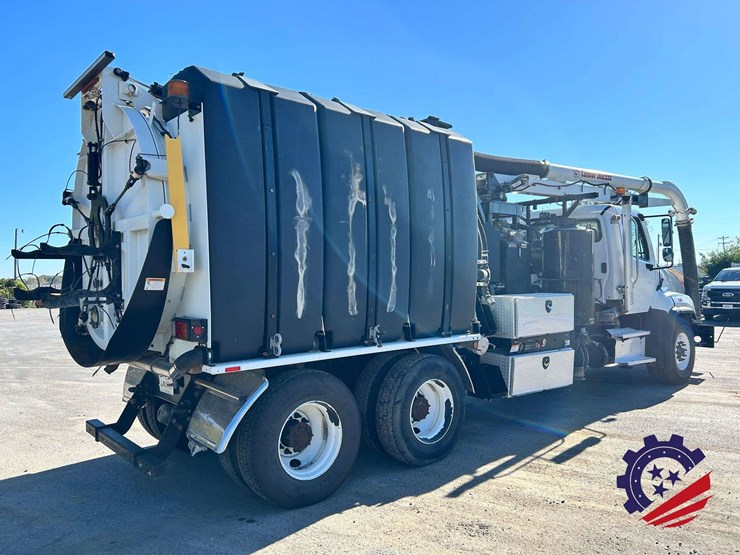 2019-freightliner-114sd-image-5