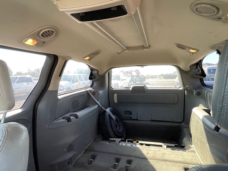 2005-chrysler-town-&-country-image-51