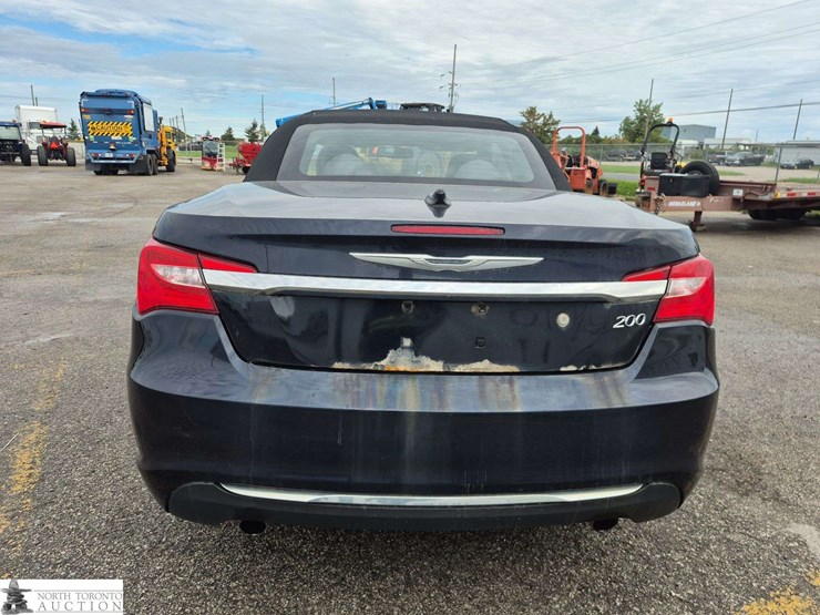 2012-chrysler-200-image-6