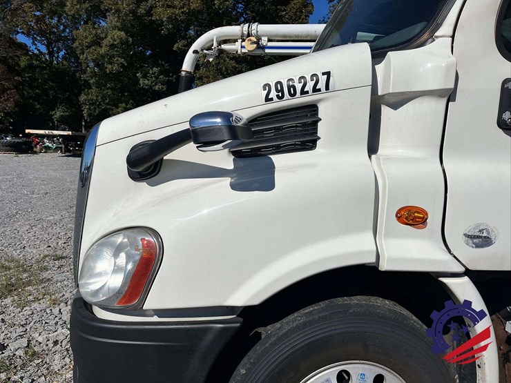 2017-freightliner-cascadia-t/a-truck-tractor-image-15