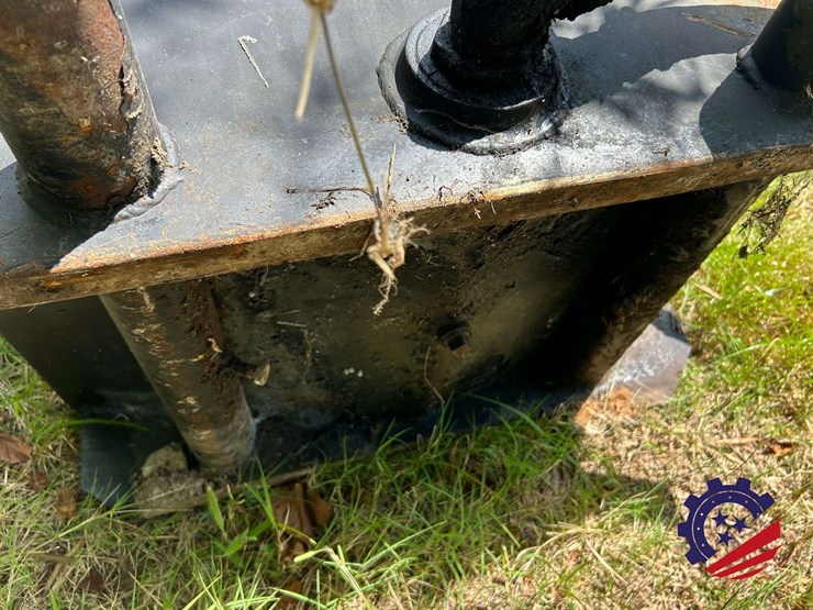 complete-roll-off-hoist-body-minus-the-tarper-rams,-tank,-plastic-fenders-image-18