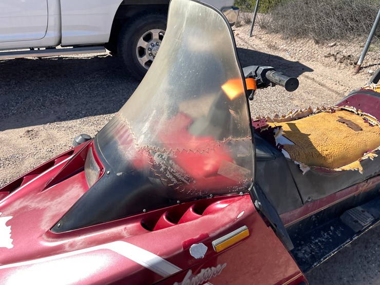 #2898-•-yamaha-venturo-snowmobile-image-25