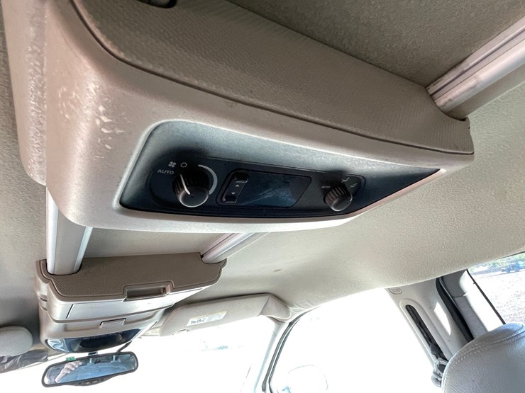 2005-chrysler-town-&-country-image-34