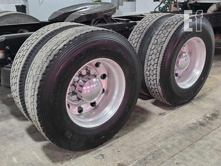 2013-freightliner-cascadia-125-image-23