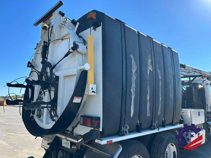 2019-freightliner-114sd-image-87