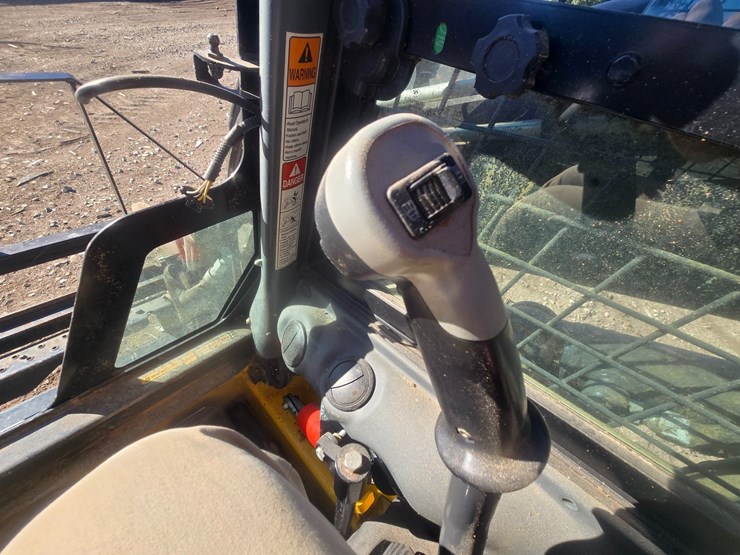 new-holland-l228-image-30