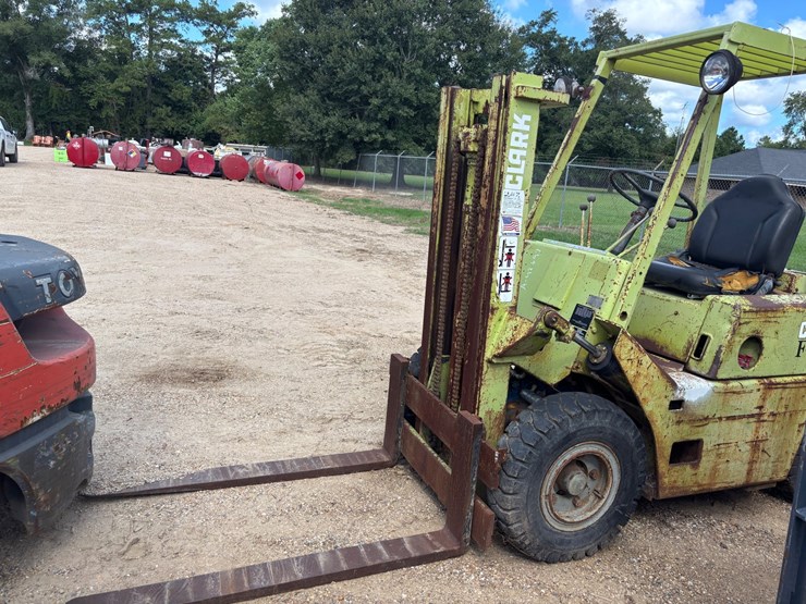 #42697-•-clark-f4-forklift-image-3