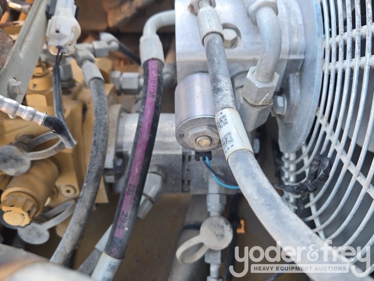 2018-caterpillar-cb34b-image-32