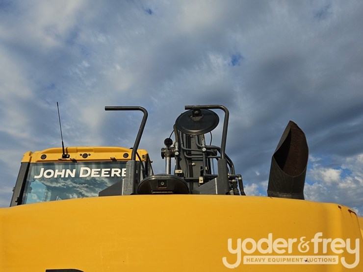 2016-deere-135g-image-28