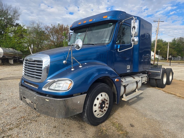 2006-freightliner-columbia-120-image-2