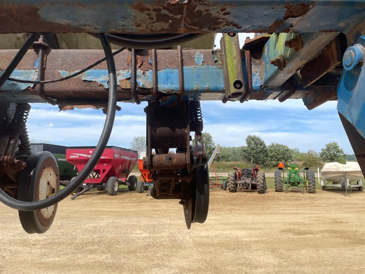 #1275-•-kinze-12'-corn-planter-image-13