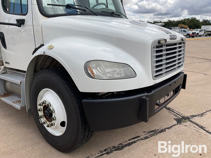 2010-freightliner-m2-106-image-17